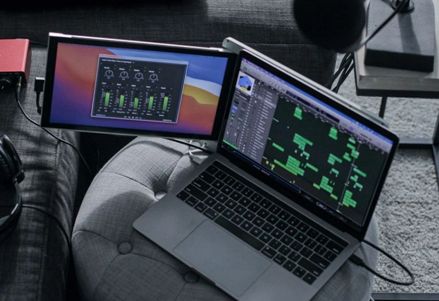 Dual-Screen Mobile Versatility